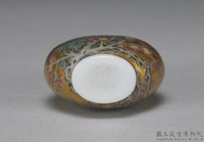 图片[3]-Glass-body painted enamel snuff bottle with the “Three Friends of Winter” on a gold background, Qing dynasty, Qianlong reign (1736-1795)-China Archive